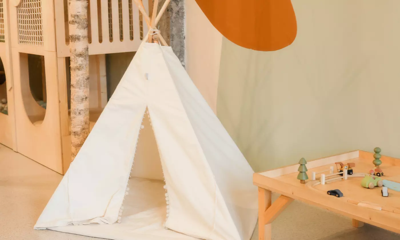 Wejście dla dzieci do drewnianej bawialni