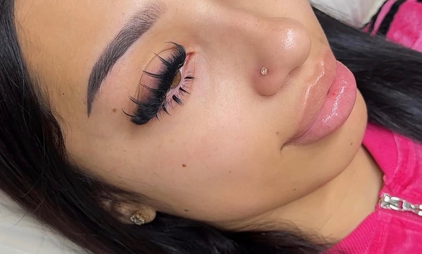 Image 2: Enhance Yourself with the Eyelash Extensions