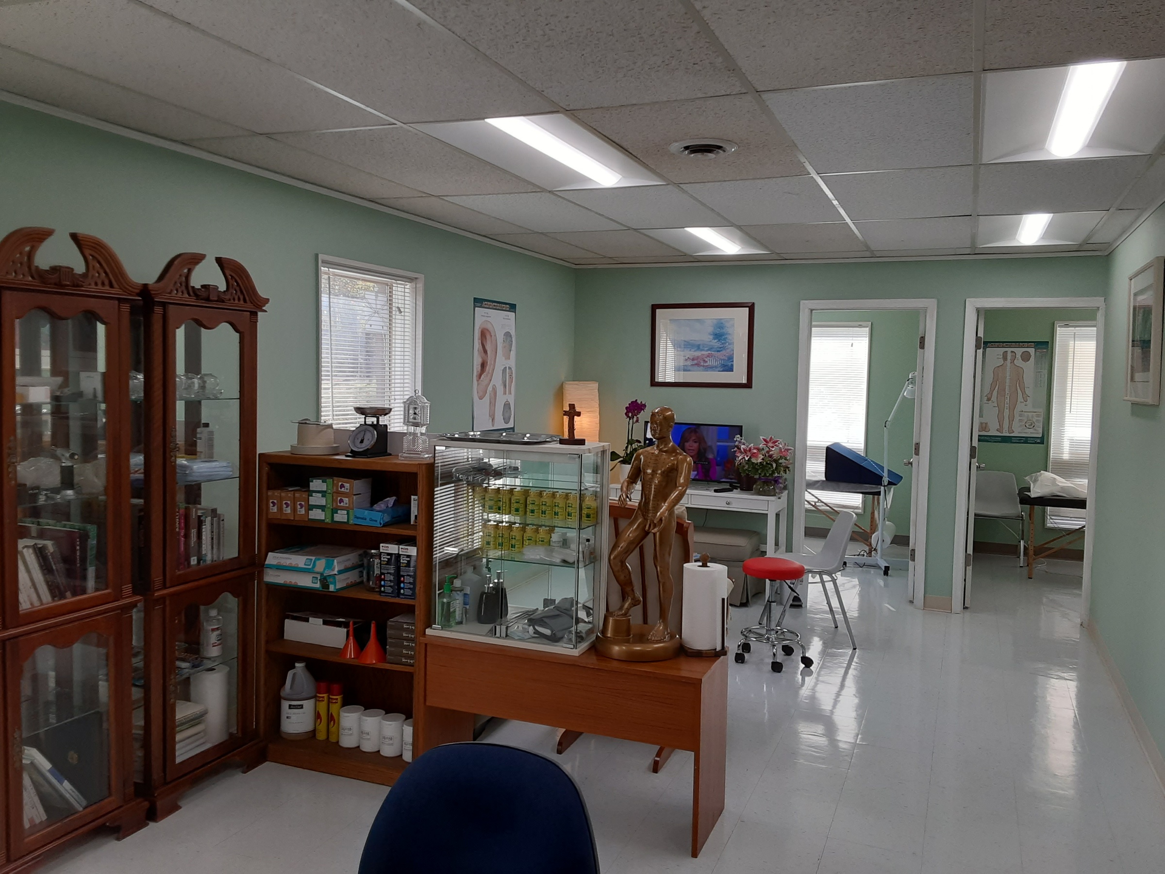 Experience Relaxation with 60-Minute Acupuncture and Massage Sessions
