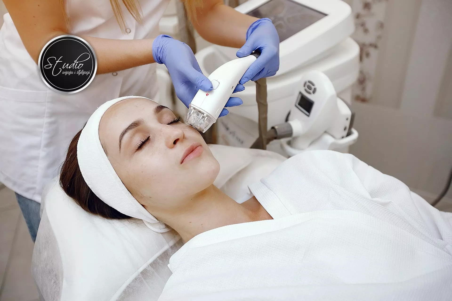Odmładzający zabieg RF mikroigłowy na twarz i ciało dla gładkiej skóry