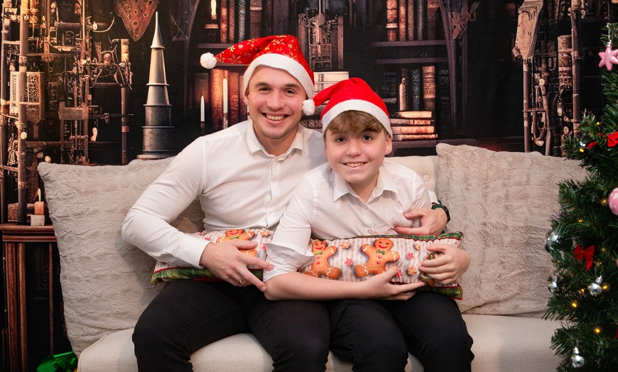 Image 6: Capture Festive Moments: Christmas Package for Family Photoshoot