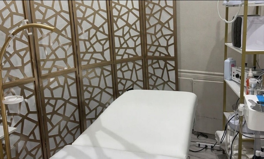 Image 2: Relax with a Sculptural Facial Massage with Mask (45 Minutes)
