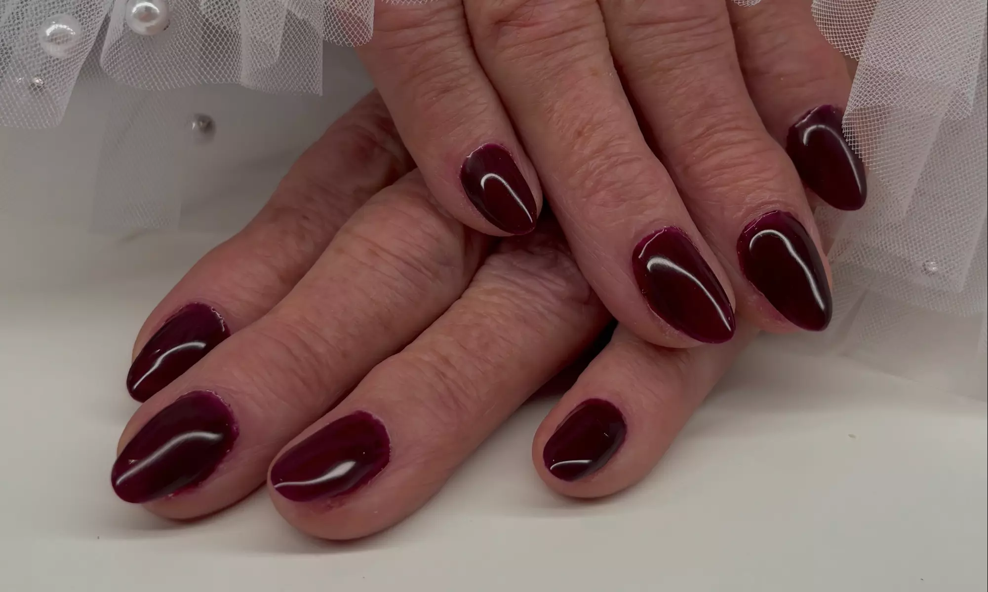 Mise en beauté des mains : gainage, gel et semi-permanent