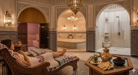 En solo : 2h30 de détente avec hammam, sauna, gommage, enveloppement et modelage