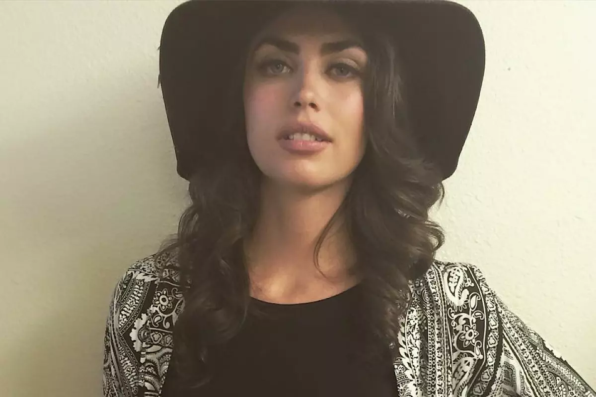 Experience OohLaLa Littlebird's Custom Eyebrow Shaping & Tinting Session with up to 50% off - Primary Image