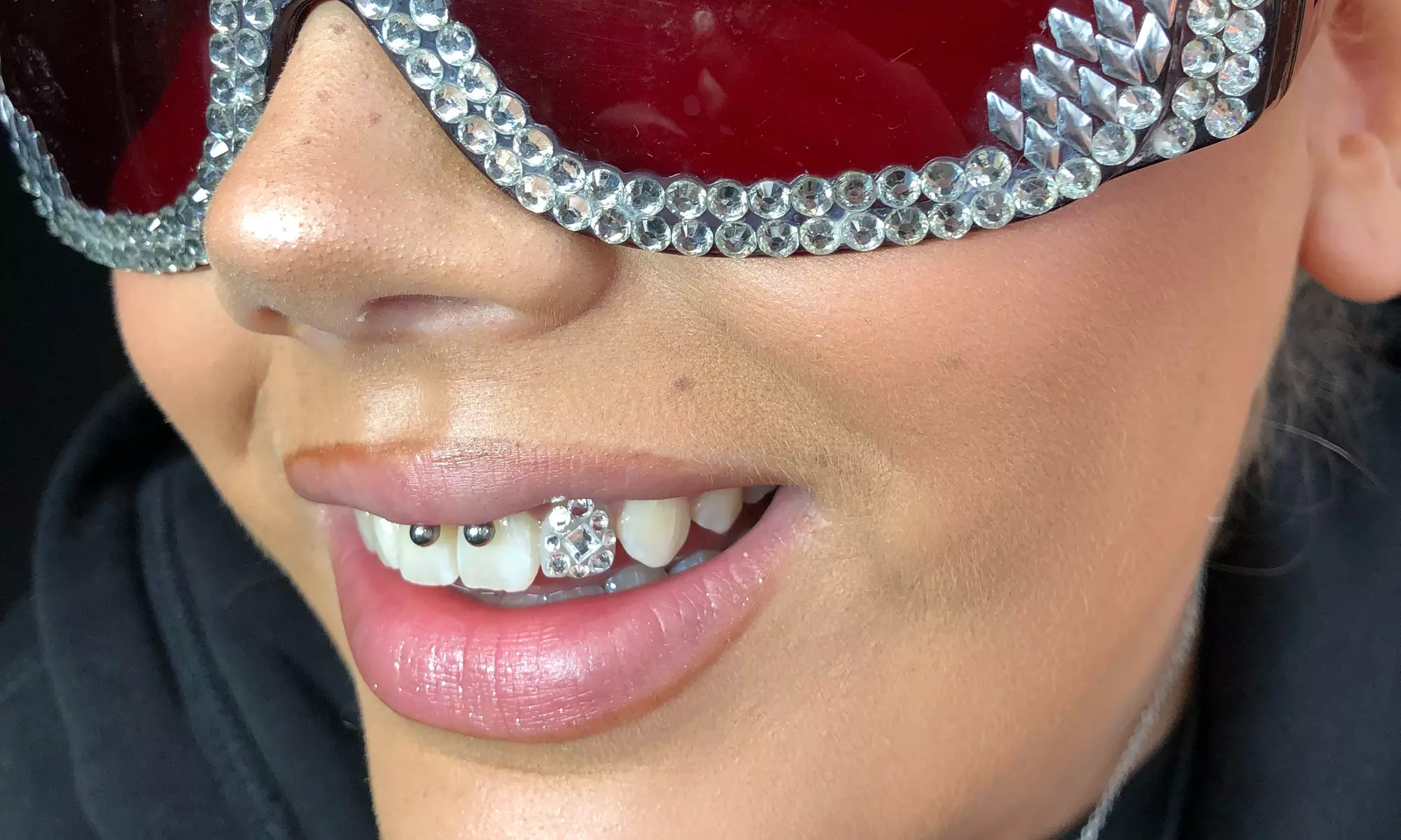 Geef je glimlach een schitterende upgrade met 1 of 4 Swarovski tandkristallen bij (tot 43% korting)