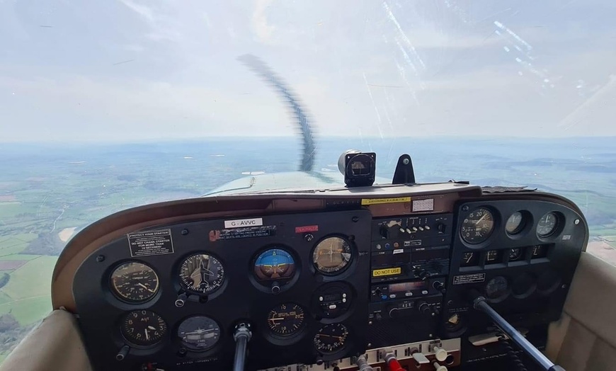 Image 2: Up to 25% Off on Tour - Flying at Aerohire Flight Training