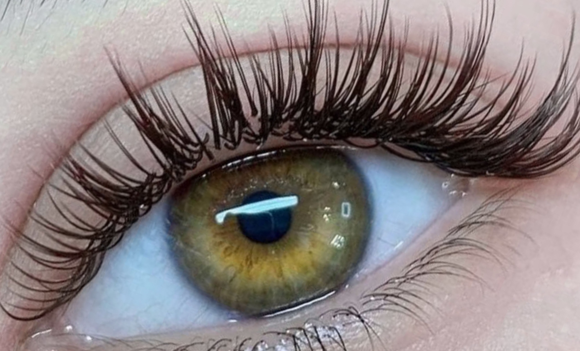 Get a Full Set of Classic or Hybrid Eyelash Extensions