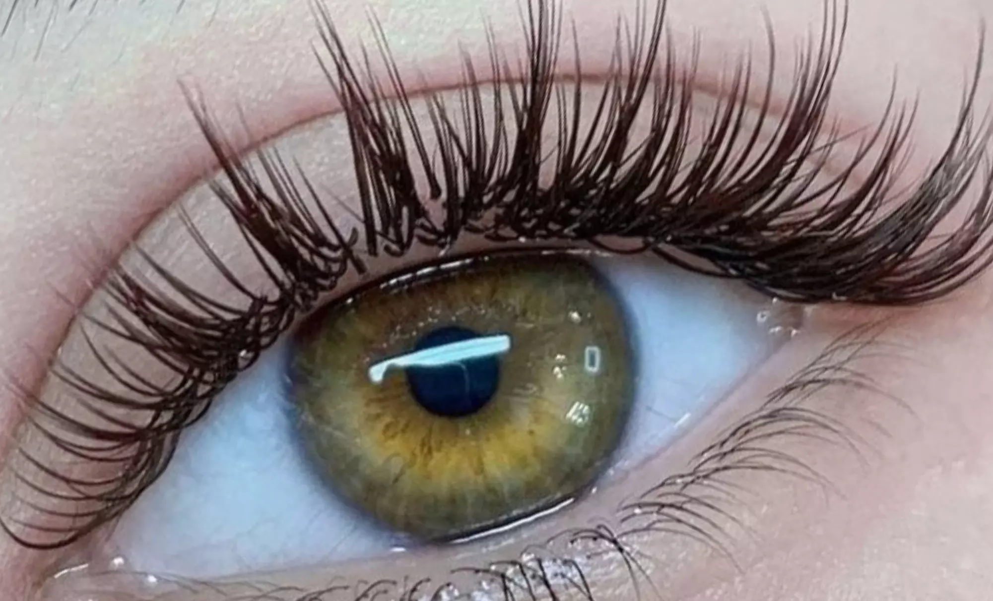 Get a Full Set of Classic or Hybrid Eyelash Extensions
