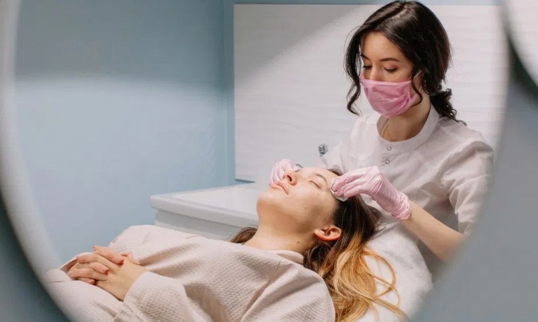 Iluxe Beauty's Microcurrent and RF Facial Treatment - Experience Up to 25% Off with Revitalizing Benefits