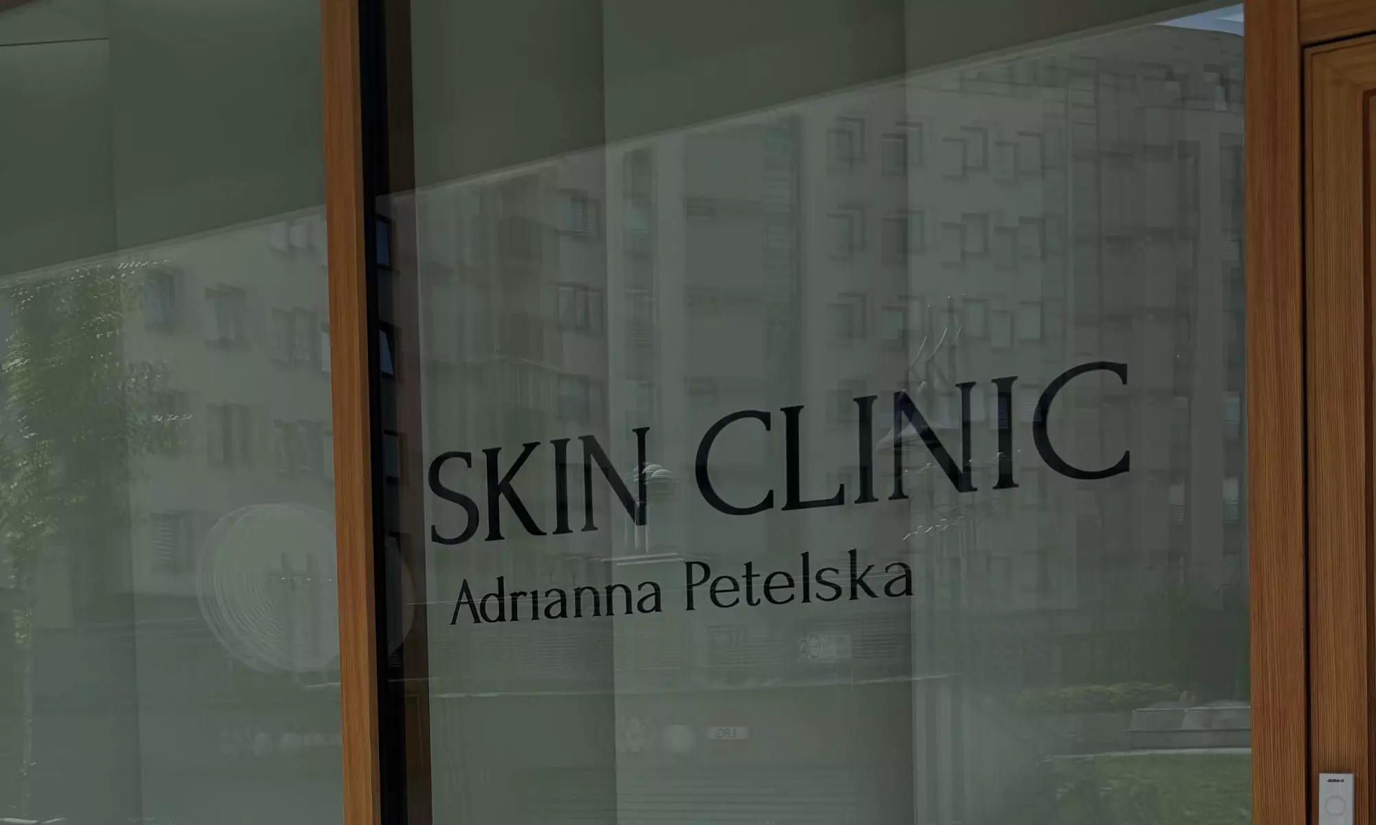 Liftingujący zabieg urządzeniem INNARI® na wybrane partie i całą twarz