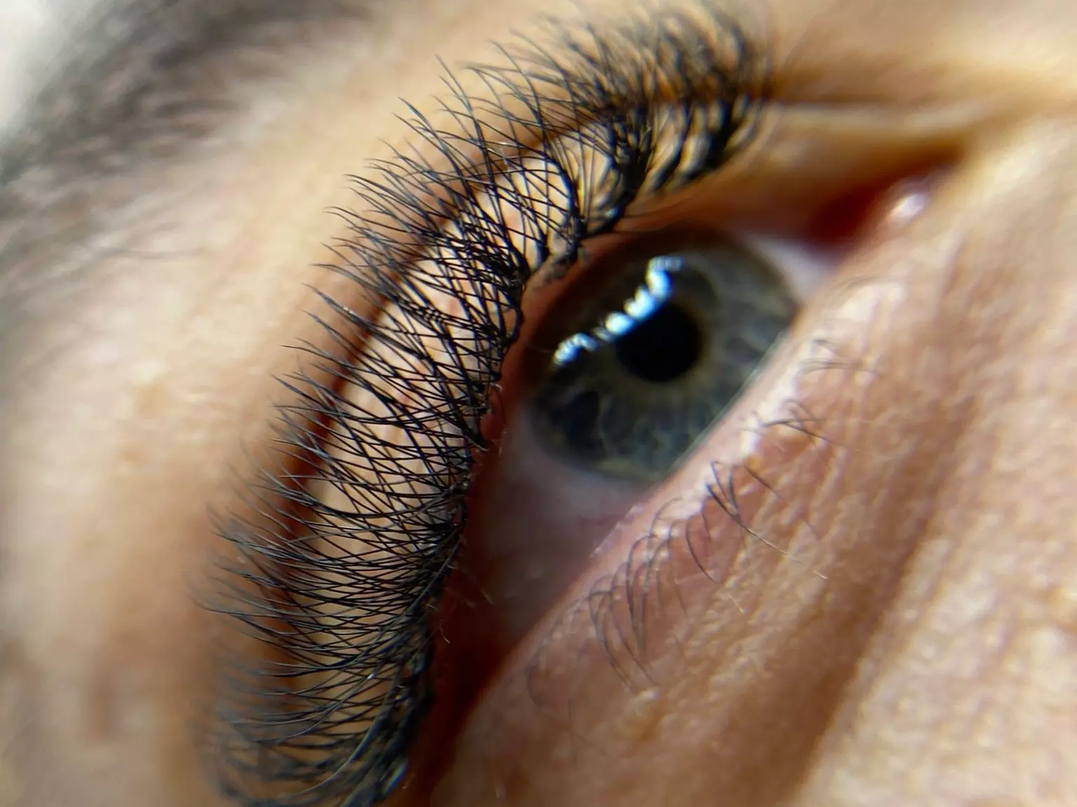 Un regard mis en valeur au quotidien grâce aux extensions de cils