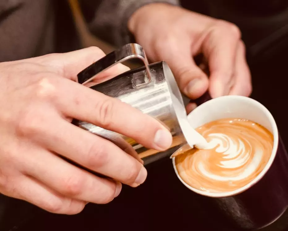 Süße Auszeit: Waffeln mit Puderzucker inkl. Kaffee Crema oder Kakao (bis zu 23% sparen) - Second Medium