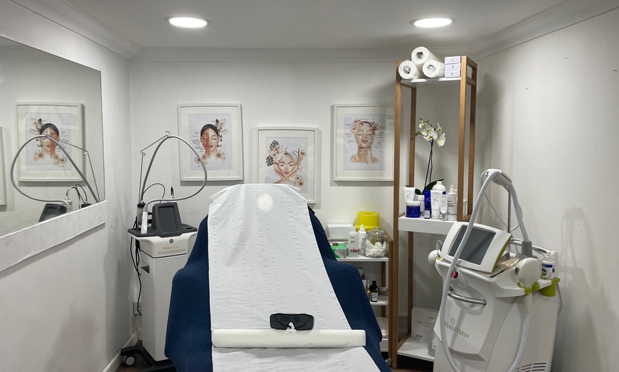 Image 2: One-Hour Glow Gold Hydrofacial Package at Venus Beauty