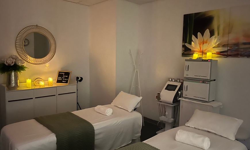 Image 4: Get 90-minute sessions w/ Hot Stone Massage, Aromatherapy & More
