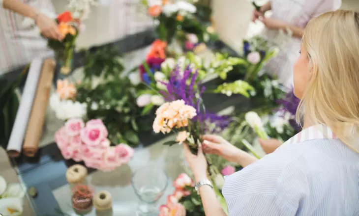 Create Stunning Bouquets with Seasonal Flowers Arranging Class
