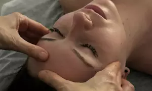 Do 33% zniżki na Masaż - Określona część ciała (ręka, szyja, głowa) w AVE Piękno & Zdrowie