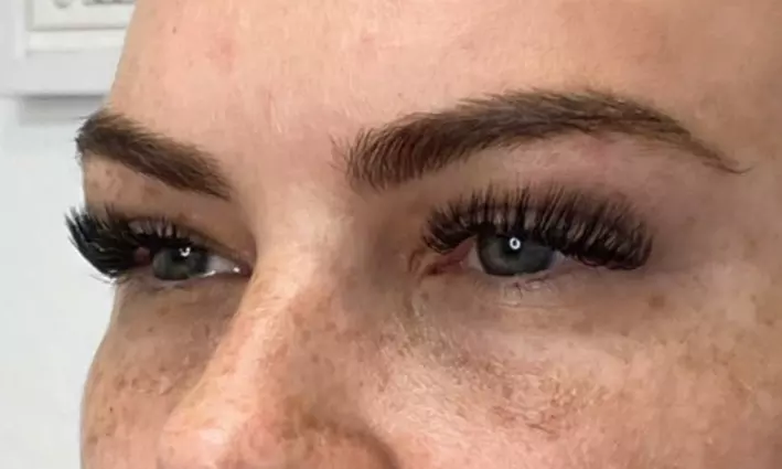 Discover la_shes_and_brows' full set eyelash extensions for all styles, up to 35% off - Primary Image