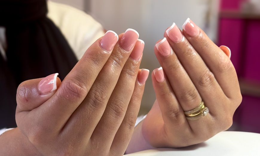 Image 5: Beauté des mains, pose américaine ou pose d'ongle en gel avec vernis semi-permanent (avec 20% de remise)