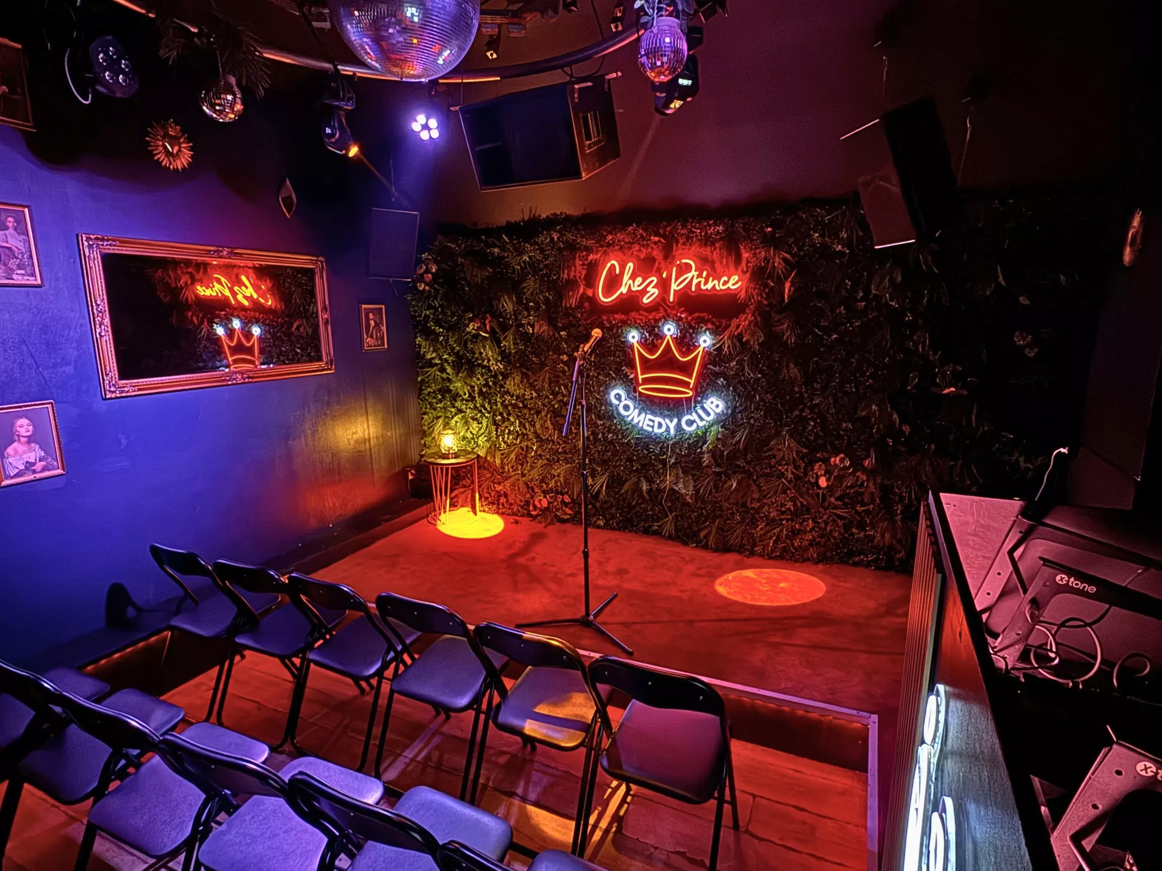 Spectacle de stand-up avec boisson incluse et snack gourmand en option au Chez Prince Comedy Club - Primary Image