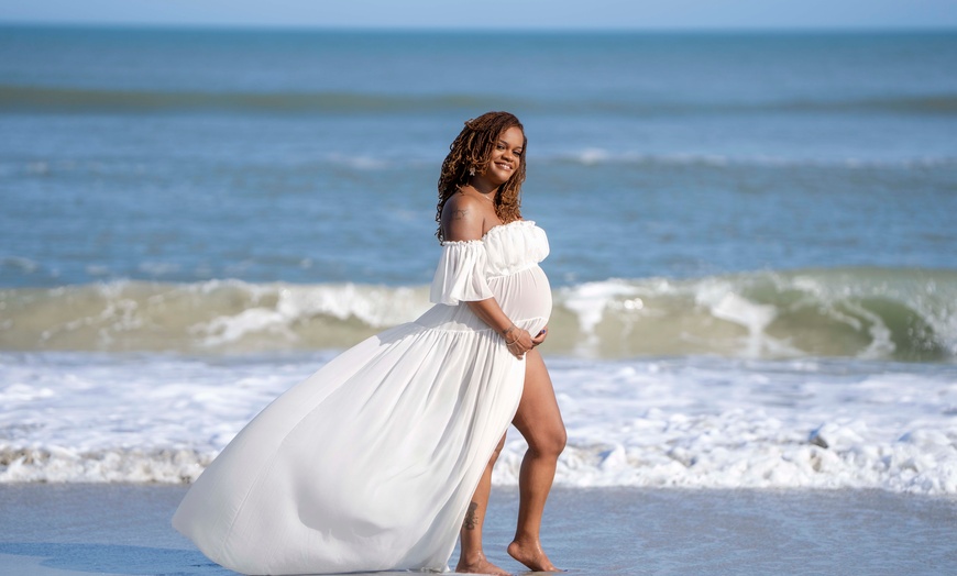Image 7: 30 or 60-Min Outdoor Photo Shoot for Family, Engagement & More