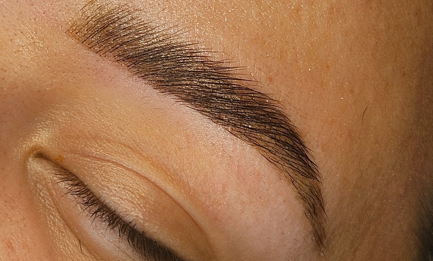 Image 1: Épilation des sourcils et autres soins avec Lia Beauty
