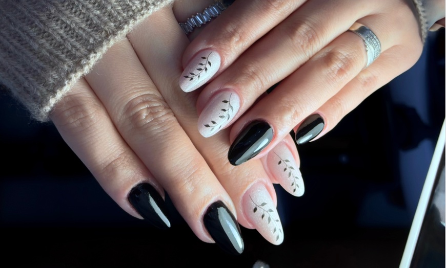 Image 4: Up to 43% Off on Mani-Pedi - Shellac / No-Chip / Gel at Aurora