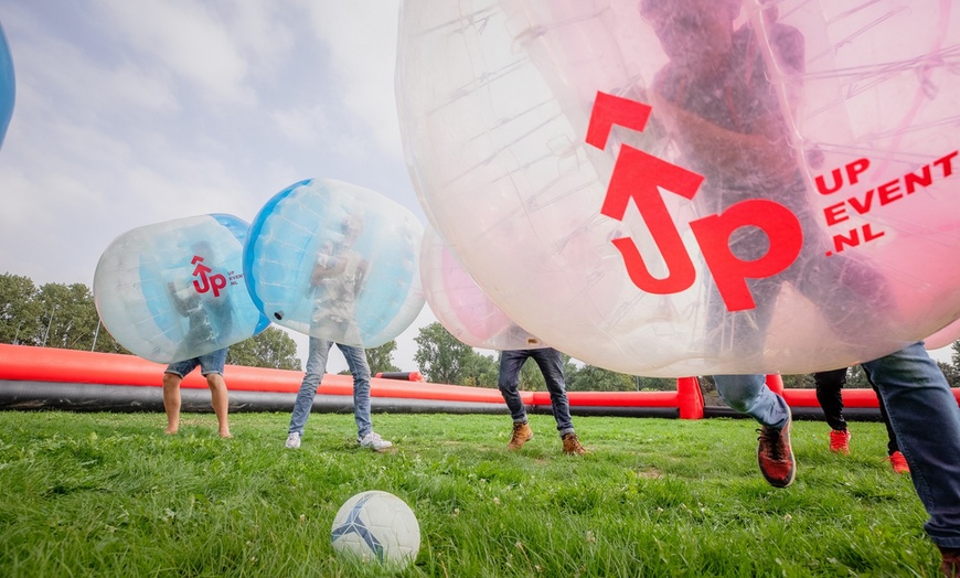Image 5: Lachen, gieren, botsen en scoren: Bubbel Voetbal voor 4 - 12 personen