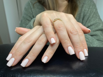 Pose de vernis semi-permanent sur les mains ou les pieds