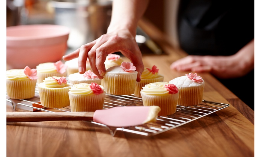 Image 2: Comprehensive Baking and Cake Decorating Course Package