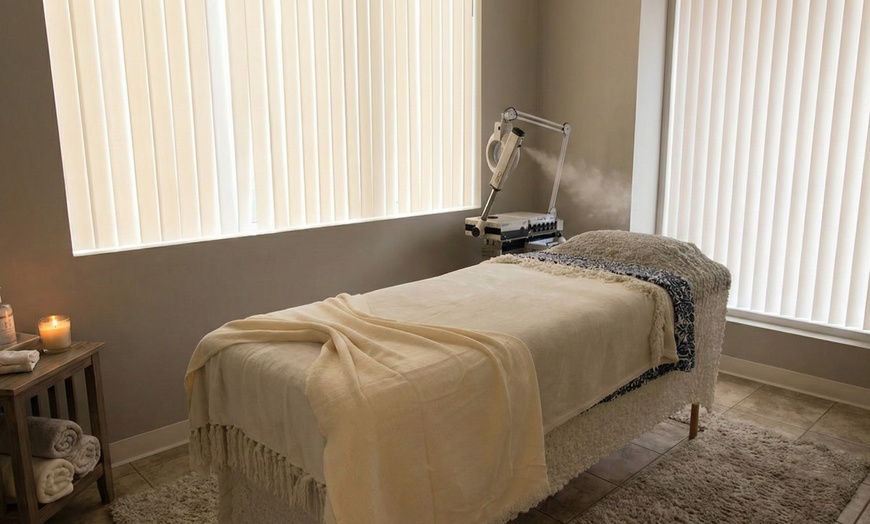 Image 2: Relaxing Swedish Massage with Aromatherapy & Hot Towels