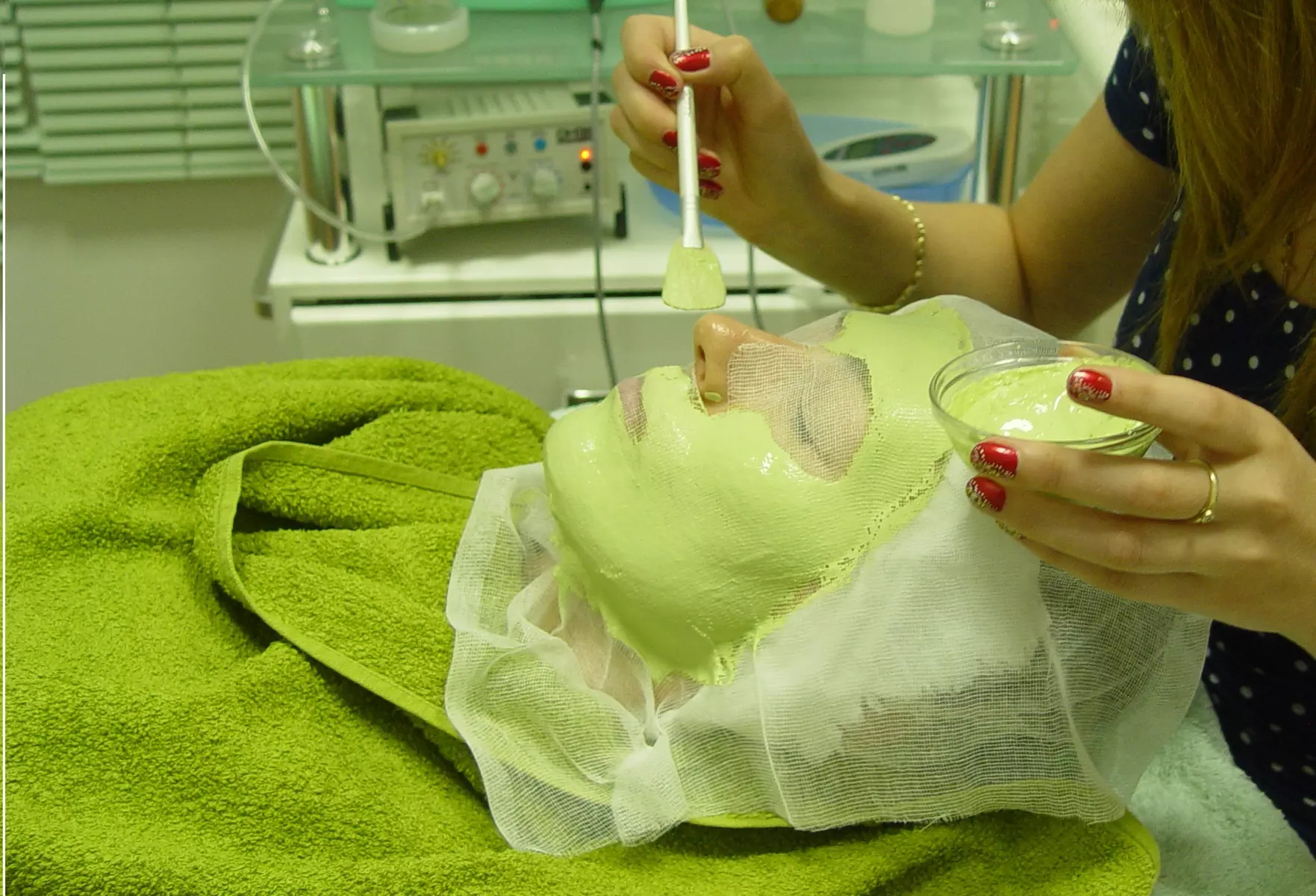 1x oder 2x Luxuriöse 80-Min. Gesichtsbehandlung – Glow & Regeneration – für 1 Person (bis zu 32% sparen) - Primary Image