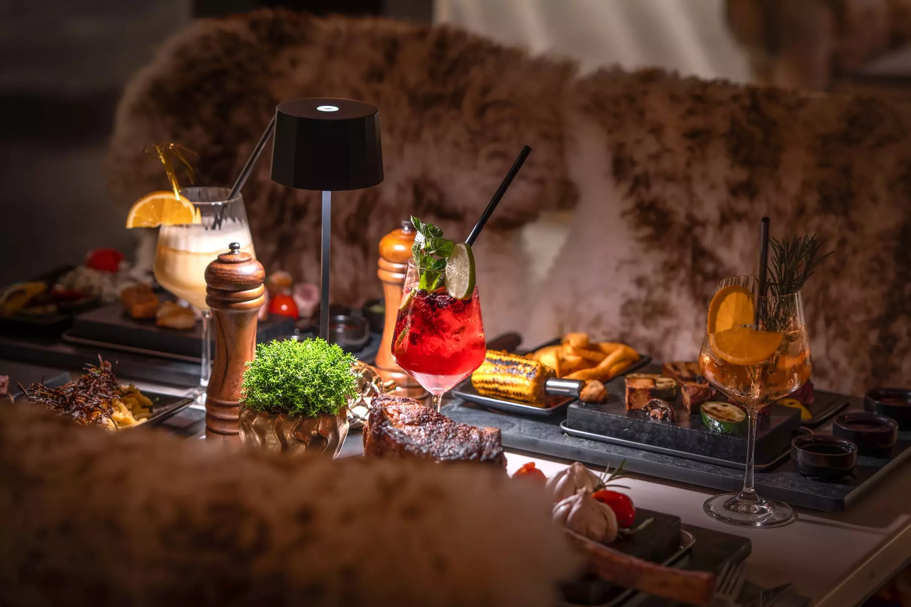 1,2 Kilo Tomahawk-Steak auf dem Lava-Stein mit Beilage & Sekt für Zwei