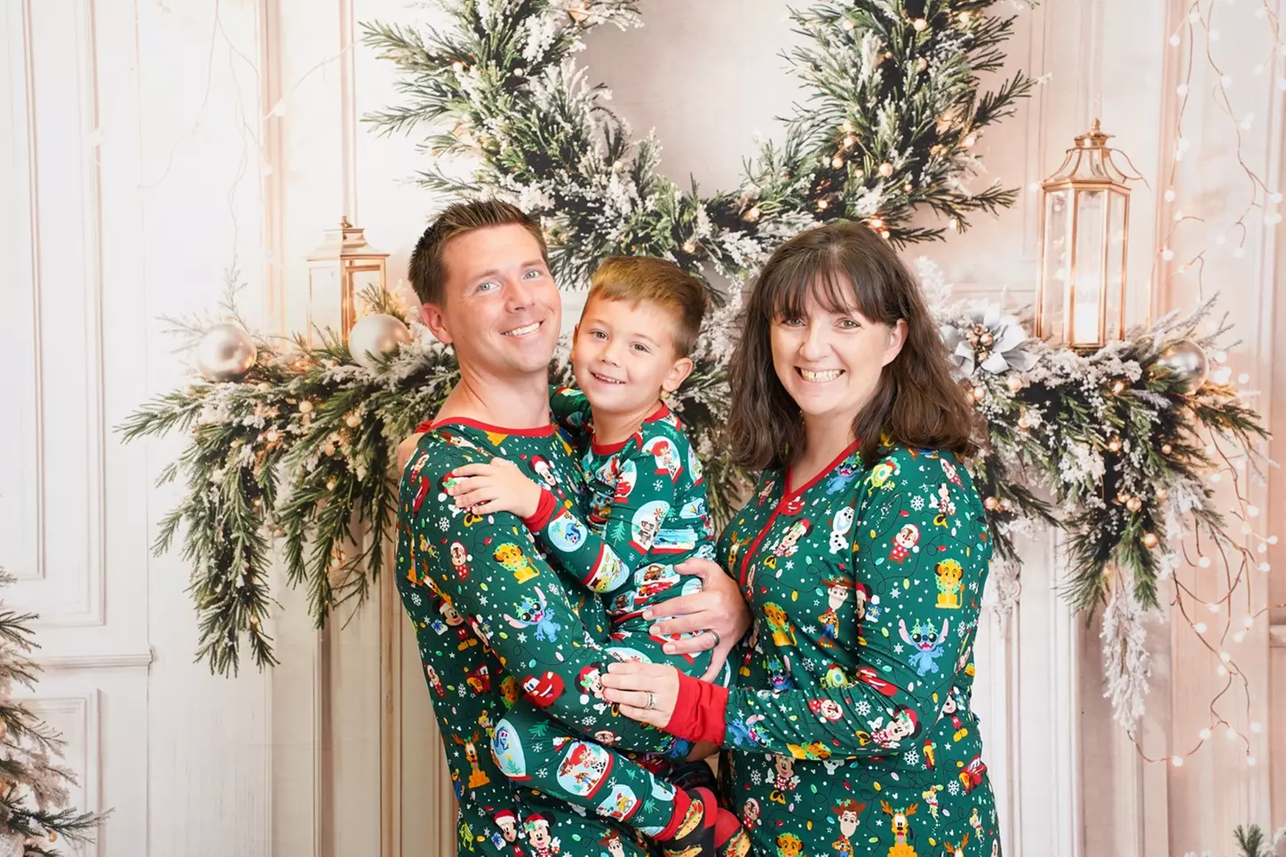 15 or 30-Minute Seasonal or Holiday In-Studio Photography Session with a Photo Package ( Up to 55% Off )