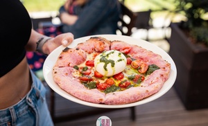 Ciesz się różową pizzą i sernikiem na Różowej Barce na Wiśle