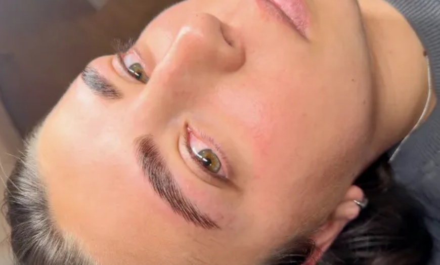 Image 2: Restructuration des sourcils ou rehaussement des cils
