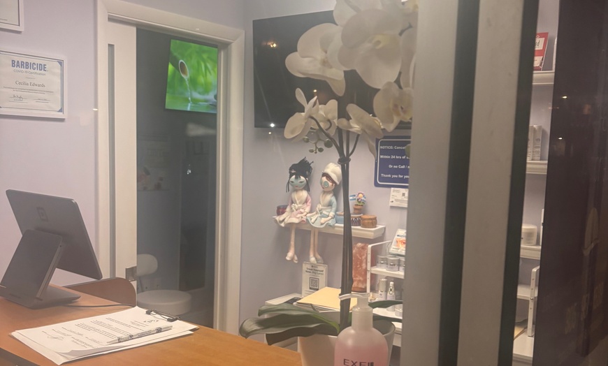 Image 3: Experience up to 50% off rejuvenating microdermabrasion with oxygen therapy at Le Club Euro Cosmetic in Miami