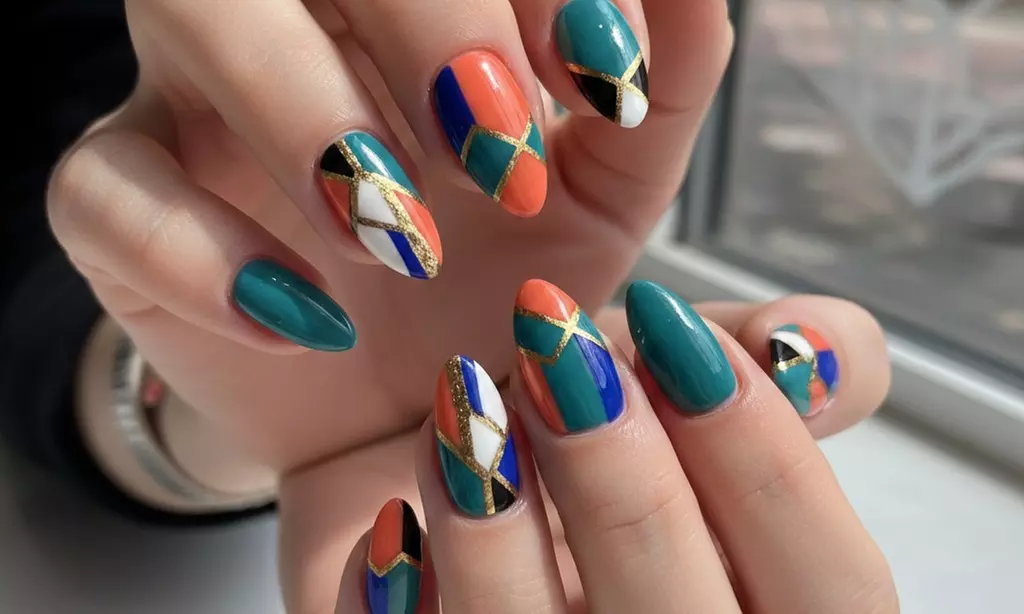 Manicura o pedicura con esmaltado clásico o semipermanente