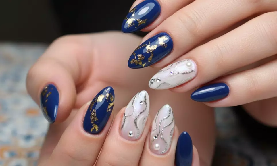 Manicura o pedicura con esmaltado clásico o semipermanente