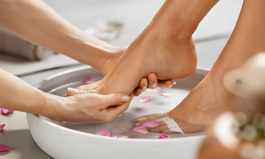 Image 2: Relaxing Massages & Wellness Treatments with Foot Bath or Red Light