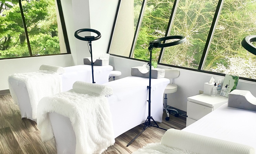 Image 3: Discover Dulce Lash Lounge's Full Sets & Fills Eyelash Extensions for New Clients with Up to 53% Off