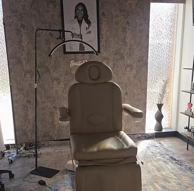 Get Collagen Facial Treatment / 1, 2, or 3 Hydrafacial Sessions