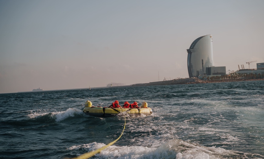 Image 3: Diversión acuática para 2, 4 o 6: banana boat, crazy sofa o sting ray