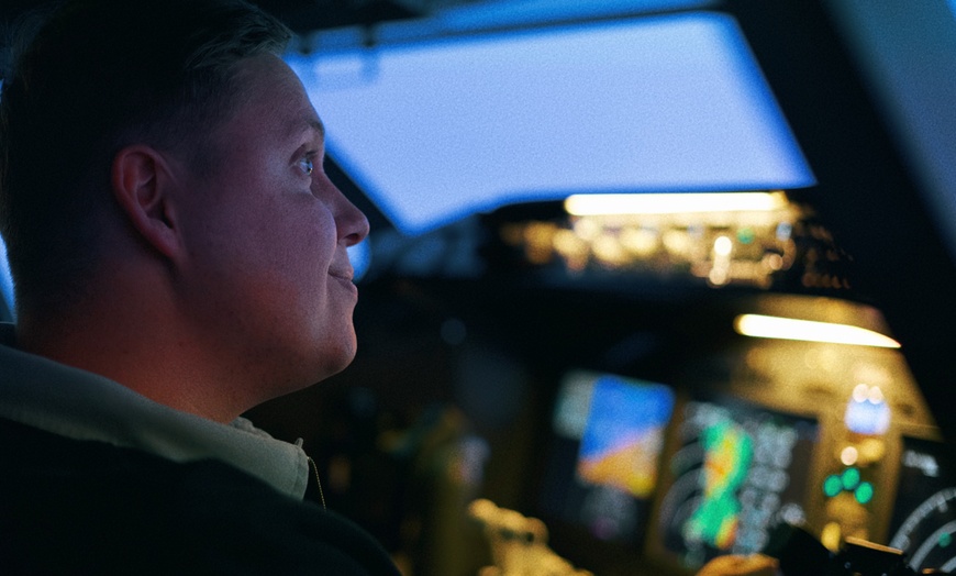 Image 2: Enjoy Flight Simulator Session with a Flight Instructor on a 737 MAX