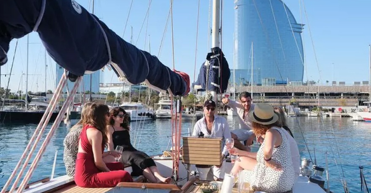 Paseo en barco por la costa de Barcelona