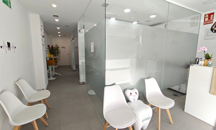 Image 1: Hasta 67% de dto. en Limpieza dental en J & N DENT