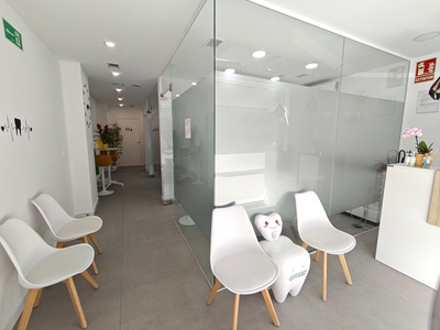 Limpieza dental con revisión y limpieza profunda en 1 arcada - J & N DENT