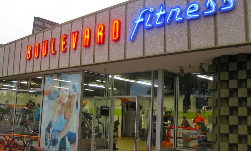 Image 2: One or Two 60-Minutes Deep Tissue Massage & Red Light Cupping