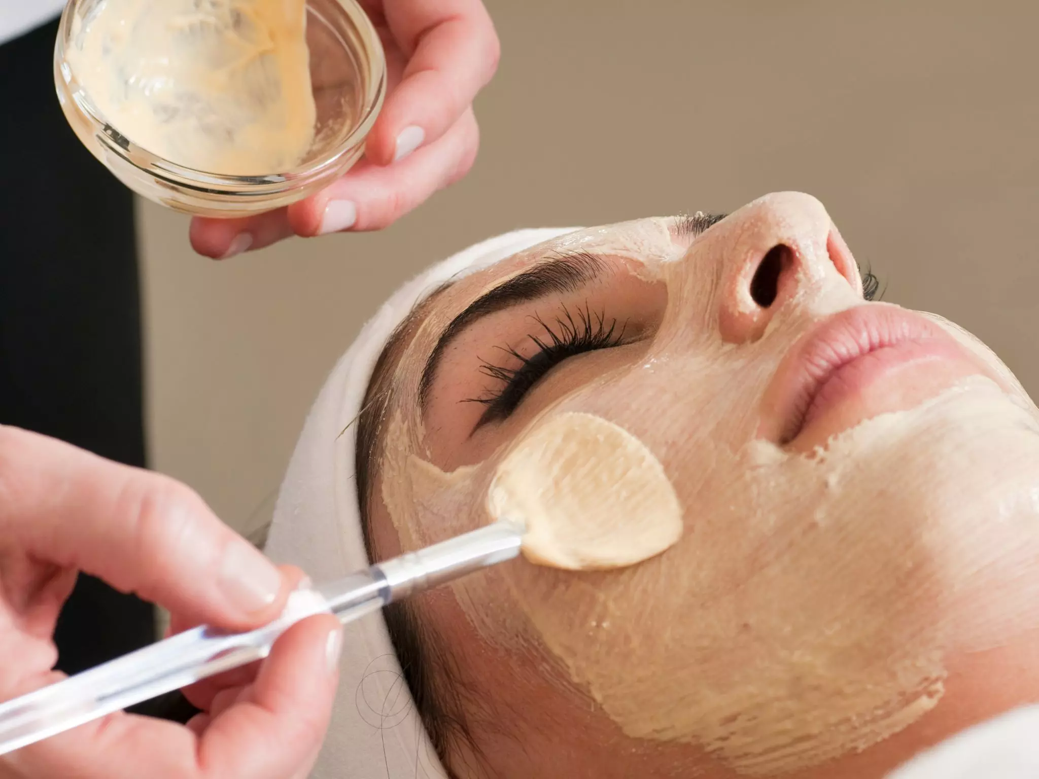 60 Min. Gesichtsbehandlung mit Tiefenreinigung und optionaler 30 Min. Massage für 1 Person (bis zu 33% sparen) - Primary Image