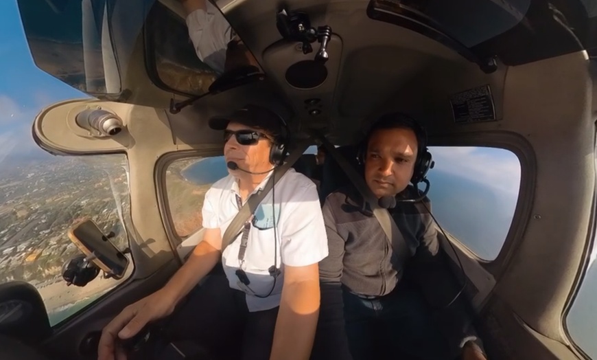 Image 6: LA Scenic Flight Tour – Night (40 Min) or Day Beach (60 Min)